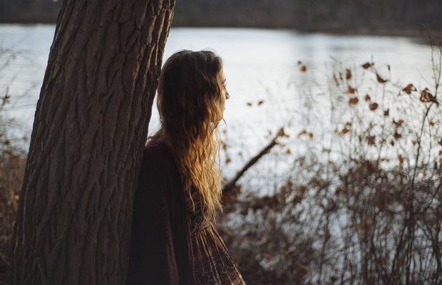 tyttö yksin järvi pixabay