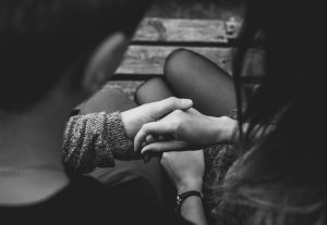 kädet_rakkaus_pari_pariskunta_vapaakuva