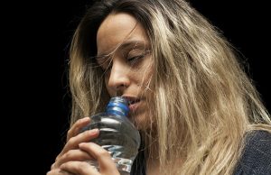 nainen-jano-pullo-vesi-pixabay