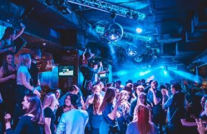 Baarikärpänen-Helsinki-kuva-Night-People-Group