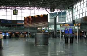 helsinki-vantaa_departure_hall2-wikimedia-commons