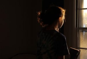 tyttö_ikkuna_vapaakuva