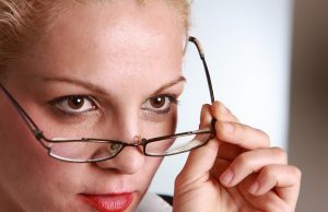 nainen-silmälasit
