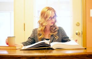 nainen-työ-kirja-pixabay