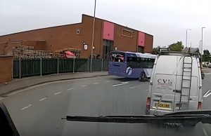 pyorailija-auto-bussi-youtube