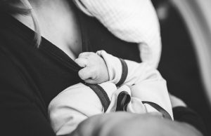 nainen-äiti-vauva-imetys-pixabay