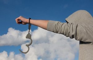 mies-käsiraudat-pixabay