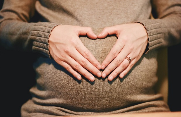 nainen-raskaana-kädet-pixabay