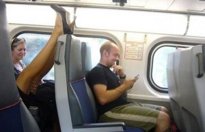 juna-mies-nainen-jalat-kuva-wackyy-org