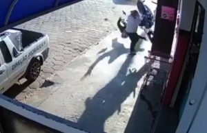 nainen-kadulla-uskomaton-tuuri-video