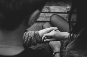 rakkaus_pari_pariskunta_kädet_pxel