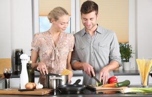 keittiö-nainen-mies-pixabay