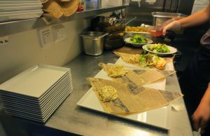 ravintolan-keittiö-kuva-maarit-lähdesmäki-crop