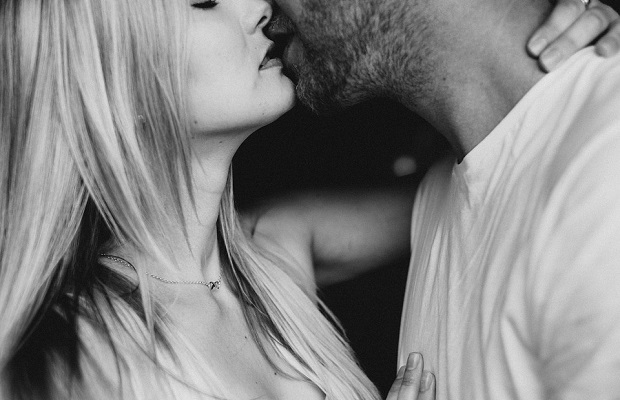 mies-nainen-pari-suudelma-pixabay