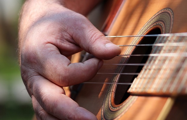 mies-käsi-kitara-pixabay