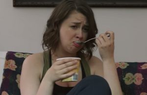 nainen-ero-jäätelö-youtube-bustle