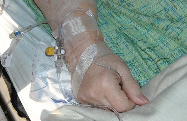 käsi-tiputus-letku-potilas-sairaala-pixabay