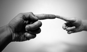 käsi_yhteys_vanhemmat_vanhemmuus_lapsi_rakkaus_