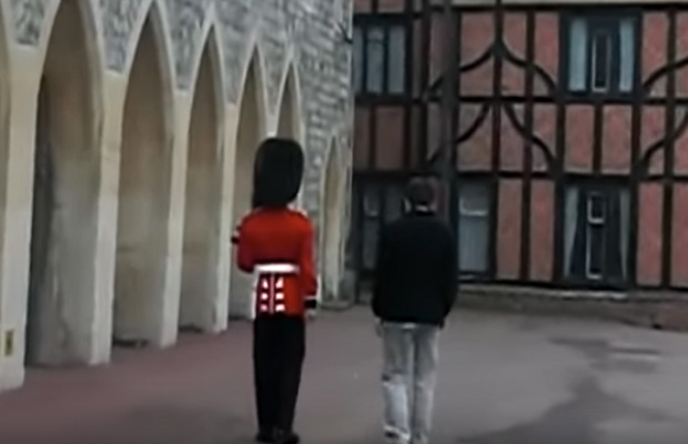 arsyttava-turisti-palatsi-vartija-video