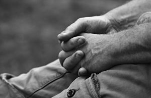 käsi-kädet-mies-pixabay