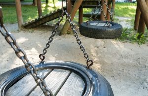 leikkikenttä-keinu-pixabay