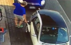 autoilija-tuuppasi-tankkaavan-auton-pois-video