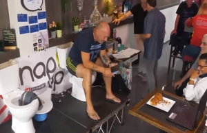 Mies vessanpöntöllä YouTube