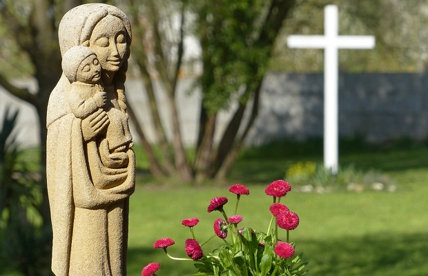hautausmaa-patsas-maria-jeesus-pixabay