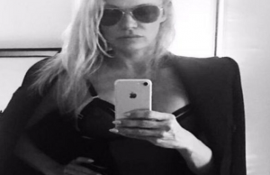 Pamela Anderson selfie