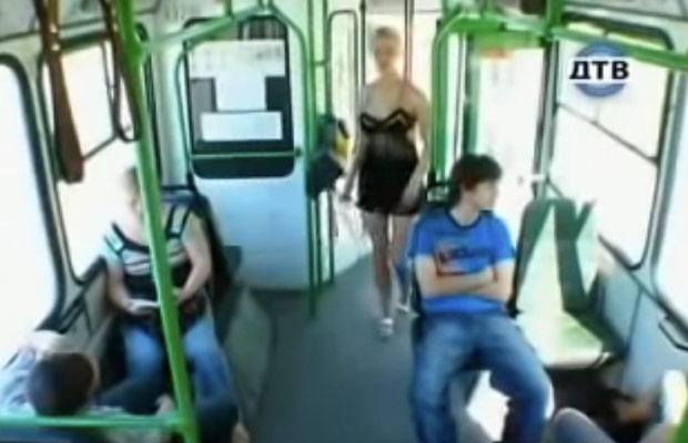 kuuma-nainen-keikistely-bussissa-video