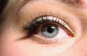 silmä-silmäripset-meikki-nainen-pixabay