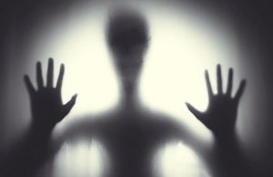 käsi-valo-hahmo-mustavalkoinen-kummitus-pixabay