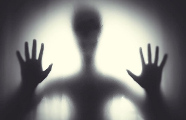 käsi-valo-hahmo-mustavalkoinen-kummitus-pixabay