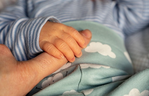 vauva-käsi-isä-mies-pixabay