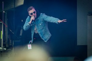 800px-Viki_&_Köpi_-_YleX_Pop_2017_-_03