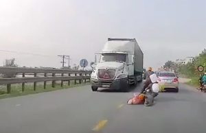 mopon-kyydista-tippuminen-lahelta-piti-video