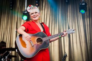 800px-Anna_Puu_-_Ilosaarirock_2016_-_07