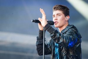 800px-Robin_-_Ilosaarirock_2015_16
