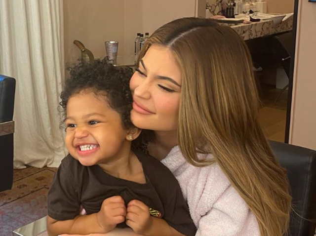 Kylie_Jenner-Stormi-IG