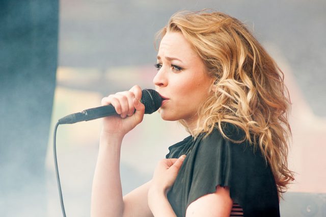 800px-Paula_Vesala_-_Ilosaarirock_2012_1