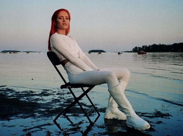 Sanni-promo-Warner_Music_Finland