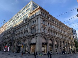 Atlaksen_talo_(Aleksanterinkatu_15_B,_Kluuvi,_Helsinki,_Finland)_Oct_1,_2025